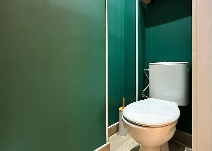 2br, 4 Baths, Terrace Steps From Landmarks *