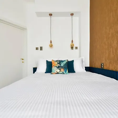 Apartment 2br, 4 Baths, Terrace Steps From Landmarks Sofia